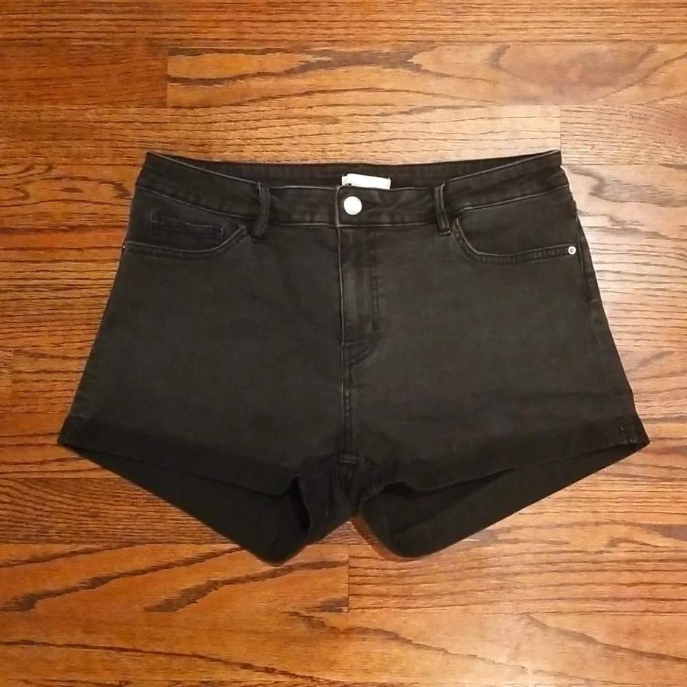 H&M Black Shorts - Picture 1 of 4